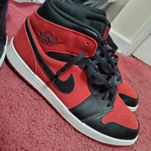 Red Jordan 1 Mid's